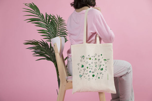 tote bag dans la forêt
