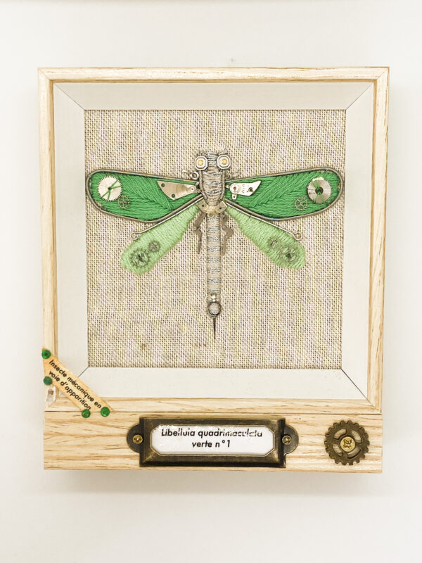 Libellula quadrimaculata verte n°1 matériaux recyclés