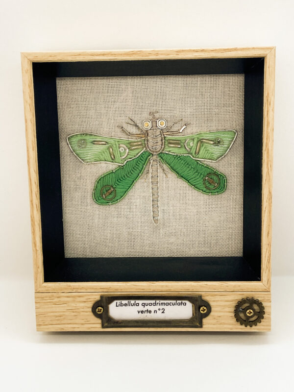 Libellila quadrimaculata verte n°2 matériaux upcyclés
